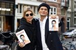Amsterdam 12 november 2020
Koen Kardashian brengt met biro zijn boek naar vrienden. Hier is hij bij Estelle Cruijff