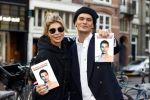 Amsterdam 12 november 2020
Koen Kardashian brengt met biro zijn boek naar vrienden. Hier is hij bij Estelle Cruijff