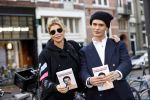 Amsterdam 12 november 2020
Koen Kardashian brengt met biro zijn boek naar vrienden. Hier is hij bij Estelle Cruijff