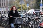 Amsterdam 1 december 2020
Marije Knevel op de fiets in  amsterdam zuid