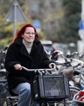 Amsterdam 1 december 2020
Marije Knevel op de fiets in  amsterdam zuid