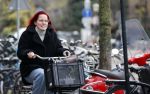 Amsterdam 1 december 2020
Marije Knevel op de fiets in  amsterdam zuid