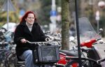 Amsterdam 1 december 2020
Marije Knevel op de fiets in  amsterdam zuid