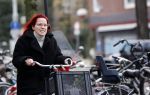 Amsterdam 1 december 2020
Marije Knevel op de fiets in  amsterdam zuid