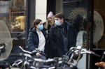 Amsterdam 5 december 2020
Martijn Krabb emt dochter en mondkapjes  op de pc hooftstraat