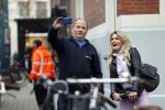 Amsterdam 8 december 2020
Nikkie Plessen gaat op de foto met een fan