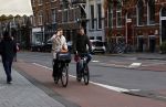 Amsterdam 5 december 2020
Prinses Marilene en Prins Maurits op de fiets in Amsterdam zuid. Maurits fijdt op een electrische v Moof