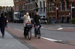 Amsterdam 5 december 2020
Prinses Marilene en Prins Maurits op de fiets in Amsterdam zuid. Maurits fijdt op een electrische v Moof