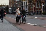 Amsterdam 5 december 2020
Prinses Marilene en Prins Maurits op de fiets in Amsterdam zuid. Maurits fijdt op een electrische v Moof