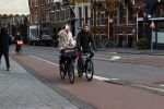 Amsterdam 5 december 2020
Prinses Marilene en Prins Maurits op de fiets in Amsterdam zuid. Maurits fijdt op een electrische v Moof