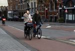 Amsterdam 5 december 2020
Prinses Marilene en Prins Maurits op de fiets in Amsterdam zuid. Maurits fijdt op een electrische v Moof