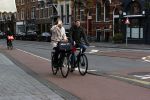 Amsterdam 5 december 2020
Prinses Marilene en Prins Maurits op de fiets in Amsterdam zuid. Maurits fijdt op een electrische v Moof