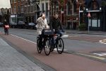 Amsterdam 5 december 2020
Prinses Marilene en Prins Maurits op de fiets in Amsterdam zuid. Maurits fijdt op een electrische v Moof