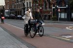 Amsterdam 5 december 2020
Prinses Marilene en Prins Maurits op de fiets in Amsterdam zuid. Maurits fijdt op een electrische v Moof