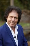 Holten 9 november 2020
Rene Le Blanc tekent een kontrakt bij Edwin en Coen v Hoevelaak. Hij kwam samen met zijn vriendin.