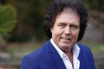 Holten 9 november 2020
Rene Le Blanc tekent een kontrakt bij Edwin en Coen v Hoevelaak. Hij kwam samen met zijn vriendin.