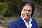 Holten 9 november 2020
Rene Le Blanc tekent een kontrakt bij Edwin en Coen v Hoevelaak. Hij kwam samen met zijn vriendin.