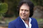 Holten 9 november 2020
Rene Le Blanc tekent een kontrakt bij Edwin en Coen v Hoevelaak. Hij kwam samen met zijn vriendin.