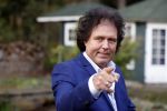 Holten 9 november 2020
Rene Le Blanc tekent een kontrakt bij Edwin en Coen v Hoevelaak. Hij kwam samen met zijn vriendin.