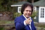 Holten 9 november 2020
Rene Le Blanc tekent een kontrakt bij Edwin en Coen v Hoevelaak. Hij kwam samen met zijn vriendin.