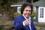Holten 9 november 2020
Rene Le Blanc tekent een kontrakt bij Edwin en Coen v Hoevelaak. Hij kwam samen met zijn vriendin.