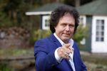 Holten 9 november 2020
Rene Le Blanc tekent een kontrakt bij Edwin en Coen v Hoevelaak. Hij kwam samen met zijn vriendin.