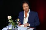 Holten 9 november 2020
Rene Le Blanc tekent een kontrakt bij Edwin en Coen v Hoevelaak. Hij kwam samen met zijn vriendin.