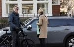 Amsterdam 25 november 2020
Robert Kranenborg op zijn electrische v Moof fiets in Amsterdam zuid . Hij komt toevallig zijn vrouw tegen