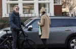 Amsterdam 25 november 2020
Robert Kranenborg op zijn electrische v Moof fiets in Amsterdam zuid . Hij komt toevallig zijn vrouw tegen