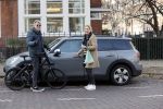 Amsterdam 25 november 2020
Robert Kranenborg op zijn electrische v Moof fiets in Amsterdam zuid . Hij komt toevallig zijn vrouw tegen