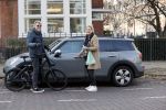 Amsterdam 25 november 2020
Robert Kranenborg op zijn electrische v Moof fiets in Amsterdam zuid . Hij komt toevallig zijn vrouw tegen