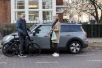 Amsterdam 25 november 2020
Robert Kranenborg op zijn electrische v Moof fiets in Amsterdam zuid . Hij komt toevallig zijn vrouw tegen