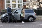 Amsterdam 25 november 2020
Robert Kranenborg op zijn electrische v Moof fiets in Amsterdam zuid . Hij komt toevallig zijn vrouw tegen