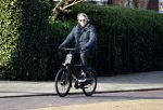 Amsterdam 25 november 2020
Robert Kranenborg op zijn electrische v Moof fiets in Amsterdam zuid . Hij komt toevallig zijn vrouw tegen