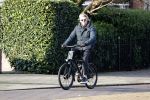 Amsterdam 25 november 2020
Robert Kranenborg op zijn electrische v Moof fiets in Amsterdam zuid . Hij komt toevallig zijn vrouw tegen