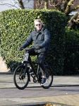 Amsterdam 25 november 2020
Robert Kranenborg op zijn electrische v Moof fiets in Amsterdam zuid . Hij komt toevallig zijn vrouw tegen