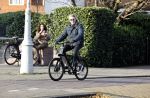Amsterdam 25 november 2020
Robert Kranenborg op zijn electrische v Moof fiets in Amsterdam zuid . Hij komt toevallig zijn vrouw tegen