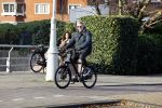 Amsterdam 25 november 2020
Robert Kranenborg op zijn electrische v Moof fiets in Amsterdam zuid . Hij komt toevallig zijn vrouw tegen