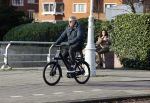 Amsterdam 25 november 2020
Robert Kranenborg op zijn electrische v Moof fiets in Amsterdam zuid . Hij komt toevallig zijn vrouw tegen