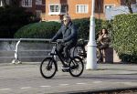 Amsterdam 25 november 2020
Robert Kranenborg op zijn electrische v Moof fiets in Amsterdam zuid . Hij komt toevallig zijn vrouw tegen