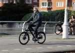 Amsterdam 25 november 2020
Robert Kranenborg op zijn electrische v Moof fiets in Amsterdam zuid . Hij komt toevallig zijn vrouw tegen