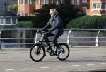 Amsterdam 25 november 2020
Robert Kranenborg op zijn electrische v Moof fiets in Amsterdam zuid . Hij komt toevallig zijn vrouw tegen