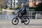 Amsterdam 25 november 2020
Robert Kranenborg op zijn electrische v Moof fiets in Amsterdam zuid . Hij komt toevallig zijn vrouw tegen