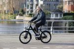 Amsterdam 25 november 2020
Robert Kranenborg op zijn electrische v Moof fiets in Amsterdam zuid . Hij komt toevallig zijn vrouw tegen