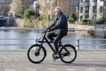 Amsterdam 25 november 2020
Robert Kranenborg op zijn electrische v Moof fiets in Amsterdam zuid . Hij komt toevallig zijn vrouw tegen