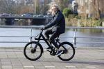 Amsterdam 25 november 2020
Robert Kranenborg op zijn electrische v Moof fiets in Amsterdam zuid . Hij komt toevallig zijn vrouw tegen