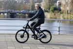 Amsterdam 25 november 2020
Robert Kranenborg op zijn electrische v Moof fiets in Amsterdam zuid . Hij komt toevallig zijn vrouw tegen