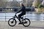 Amsterdam 25 november 2020
Robert Kranenborg op zijn electrische v Moof fiets in Amsterdam zuid . Hij komt toevallig zijn vrouw tegen