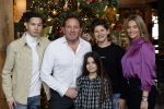 Vinkeveen 12 december 2020
Robert leroy vertrekt bij the Harbour Club in Vinkeveen met zijn vriendin Jaimie de Boer en zijn kinderen.