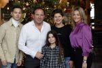 Vinkeveen 12 december 2020
Robert leroy vertrekt bij the Harbour Club in Vinkeveen met zijn vriendin Jaimie de Boer en zijn kinderen.